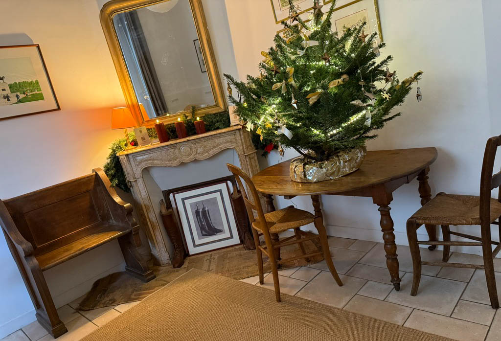 Décoration de Noël à La Maison du 18, gîte de charme à Chantilly : sapin illuminé, cheminée ancienne et mobilier chaleureux.
